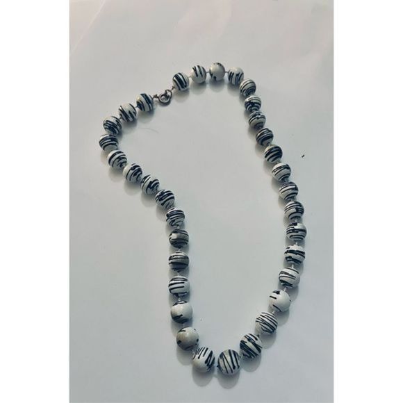 CUTE SWIRL BLACK AND WHITE BEAD CHOKER NECKLACE - Picture 3 of 7
